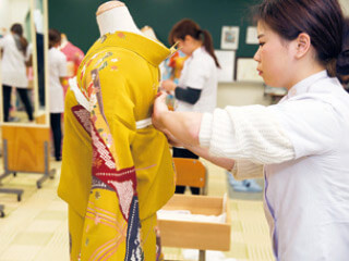 振袖着付け | 東京の美容学校で美容師のプロを目指す｜マリールイズ美容専門学校