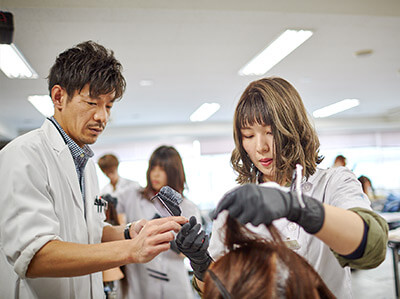 マリールイズ美容専門学校は、一学年が40人という少人数制